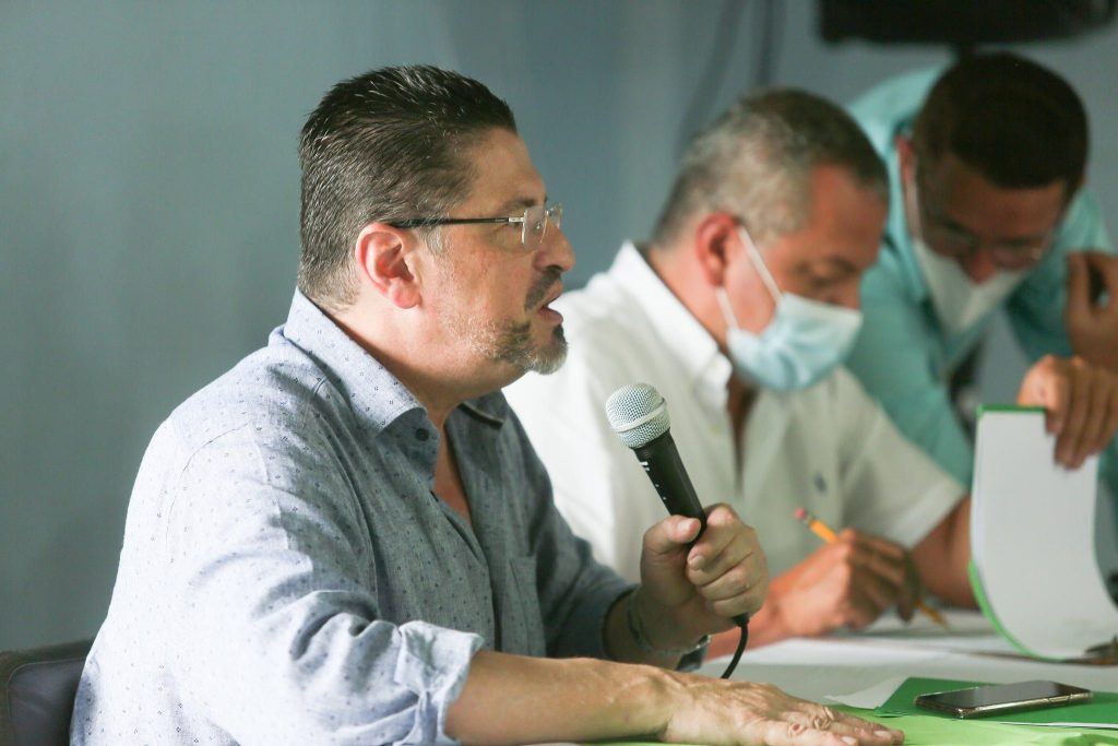 Alimentacion y becas no deberian ser recortadas segun Rodrigo Chaves