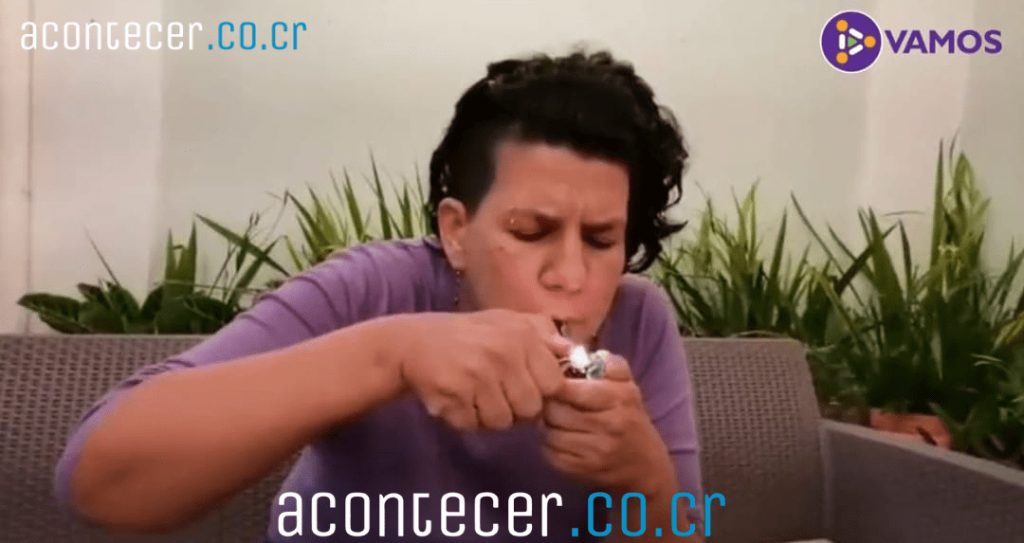 Candidata a diputada pide legalizacion de marihuana recreativa fumando 1024x543 1