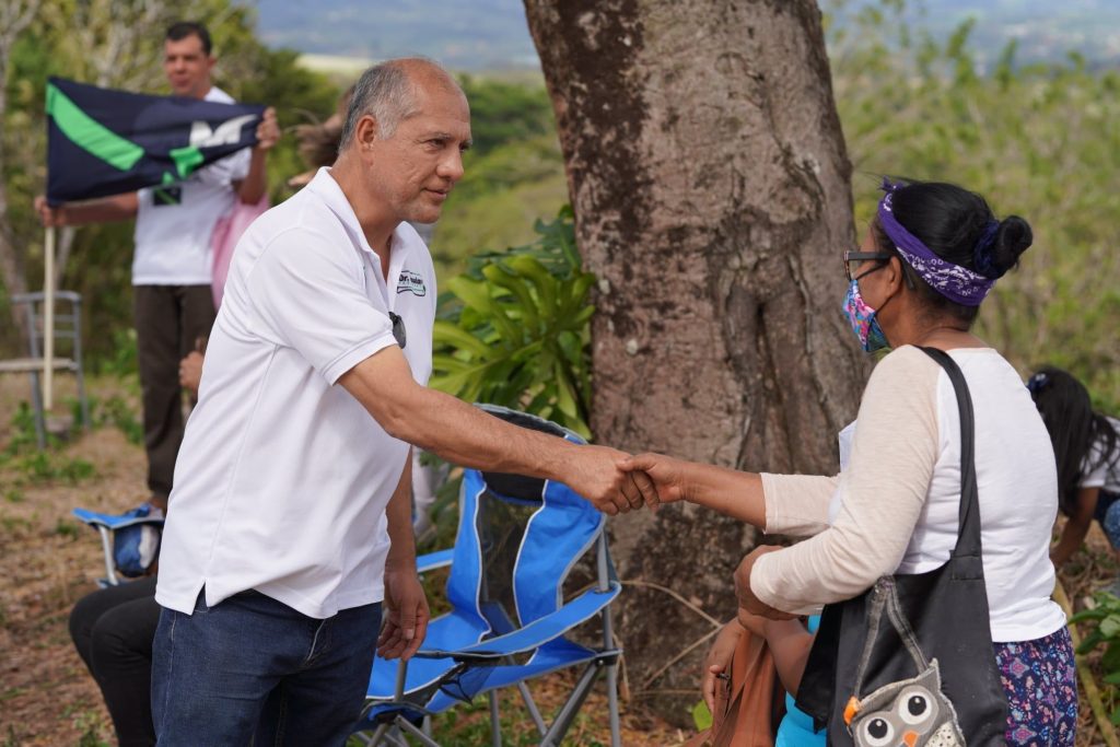 Candidato propone otorgar paneles solares a familias en condicion de pobreza