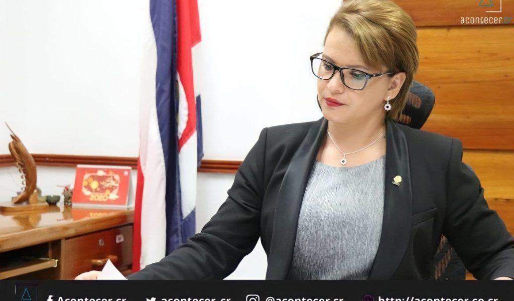 Carmen Chan propone proyecto para proteger la vida del nino por nacer