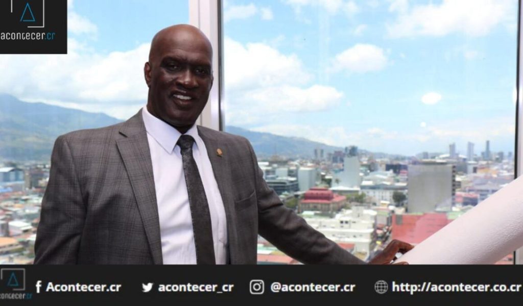 Cruickshank El presidente se burla de las familias y se niega a bajar la gasolina