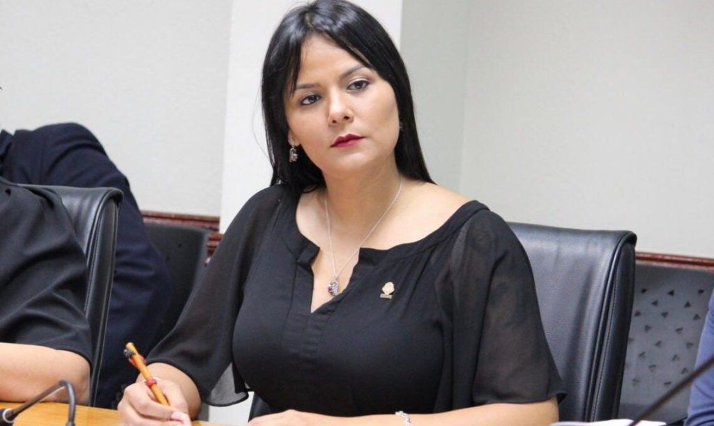 Diputada se disculpa por amenazar a oficial de transito