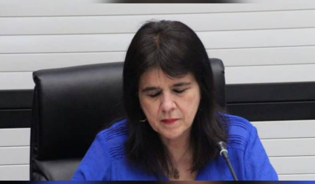 Floria Segreda Como es posible que cierren las iglesias pero que los centros educativos permanezcan abiertos