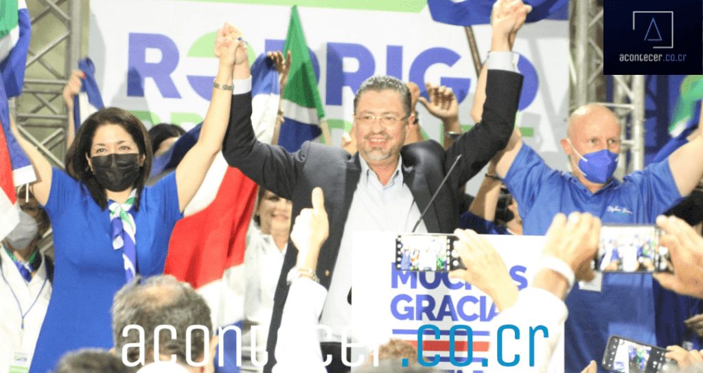 Rodrigo Chaves firma un compromiso publico con el pueblo de Puntarenas 1024x543 1