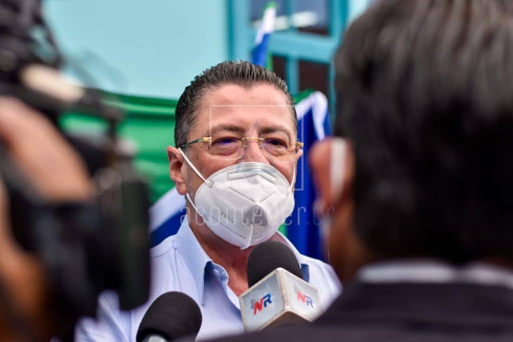 Rodrigo Chaves promete apoyar a los policias en eventual gobierno