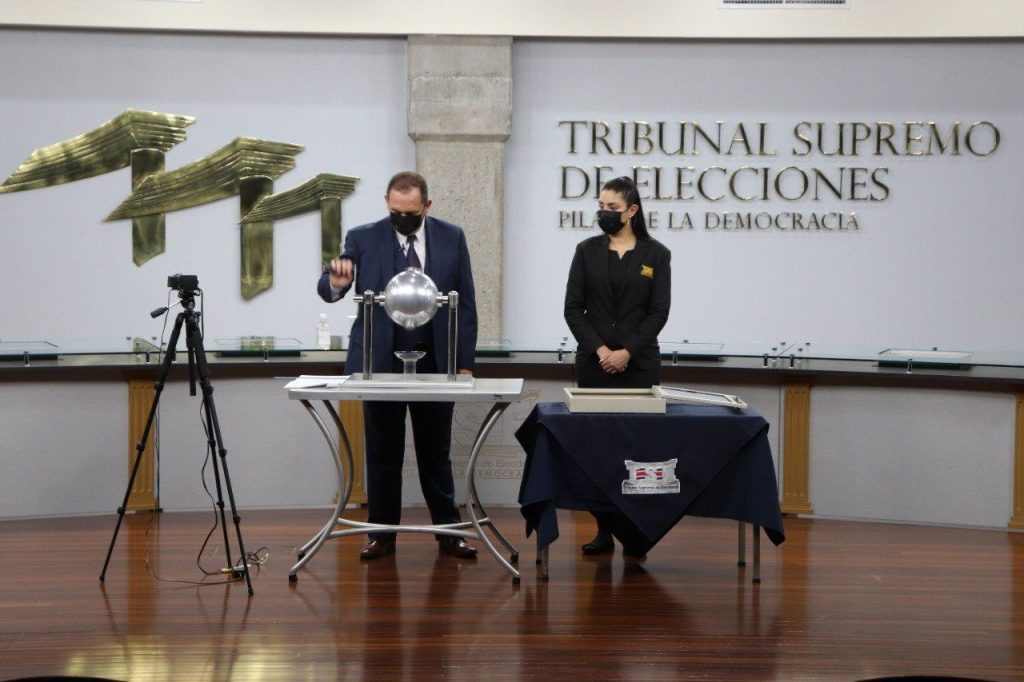 TSE realizo sorteo para definir posiciones en la papeleta presidencial y de diputados