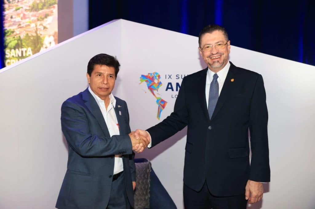 Rodrigo Chaves: Conozca que dijo el mandatario sobre la vacunación obligatoria 4 Rodrigo Chaves junto a Pedro Castillo de Perú.