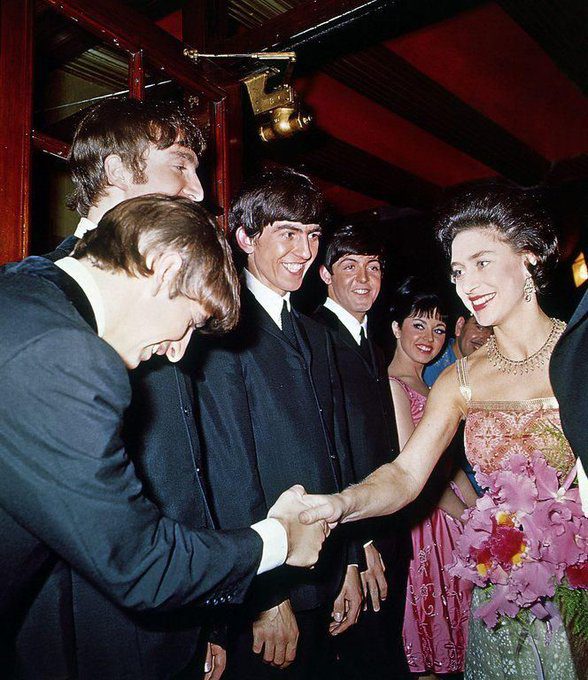 La reina Isabel con personajes históricos 4 Reina Isabel con los Beatles