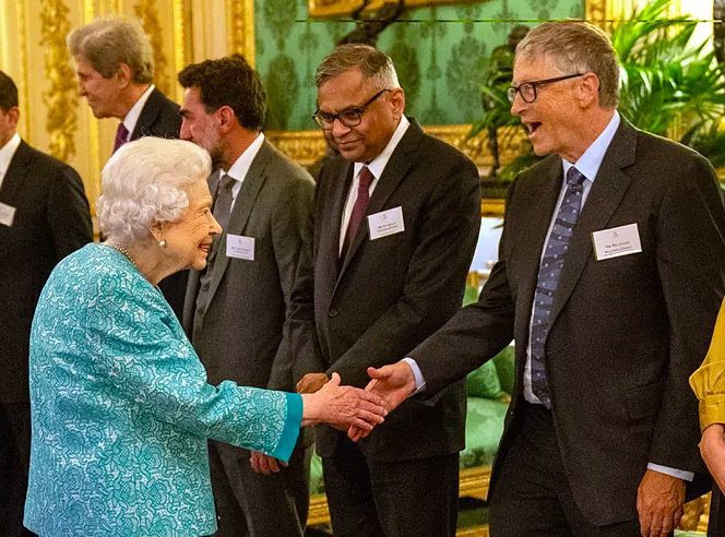 La reina Isabel con personajes históricos 6 Reina Isabel con Bill Gates