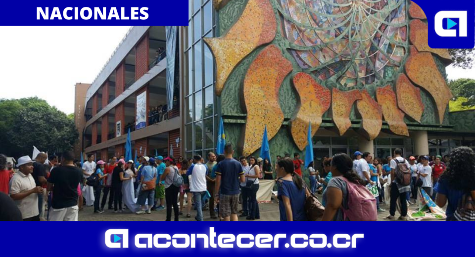 Profesionales en orientacón brindaron consejos a estudiantes de primer ingreso a la universidad.