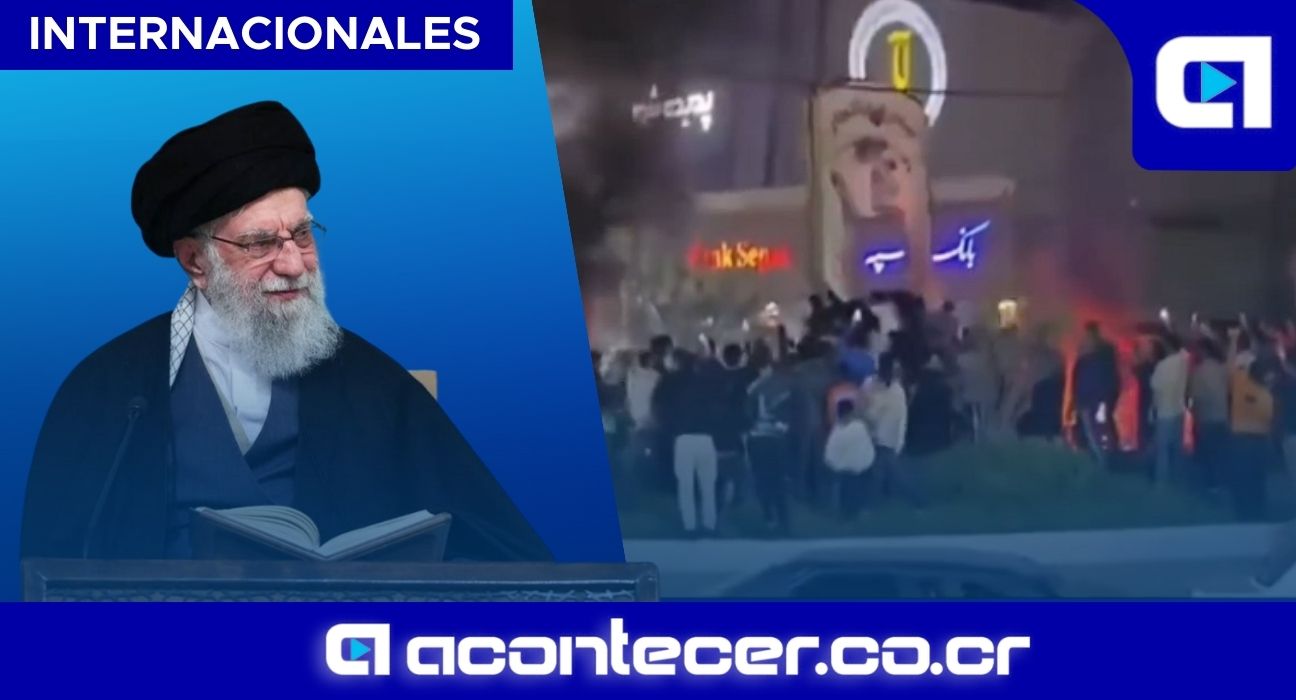 Manifestantes antirríƒÂ©gimen derribaron una estatua de Jamenei en Galleh Dar, provincia de Fars, IríƒÂ¡n