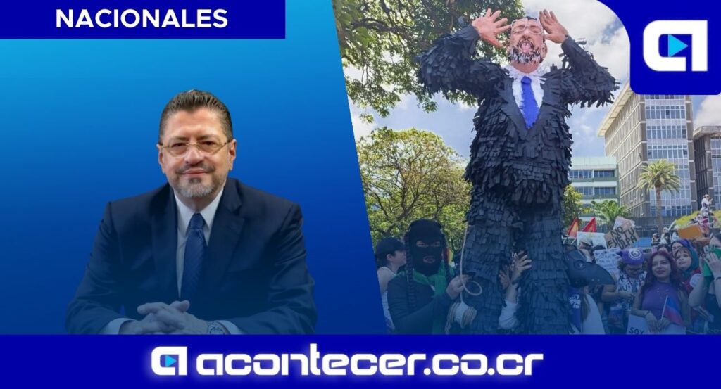 Manifestantes queman piñata durante marcha del 8M de mujeres en San José, Costa Rica