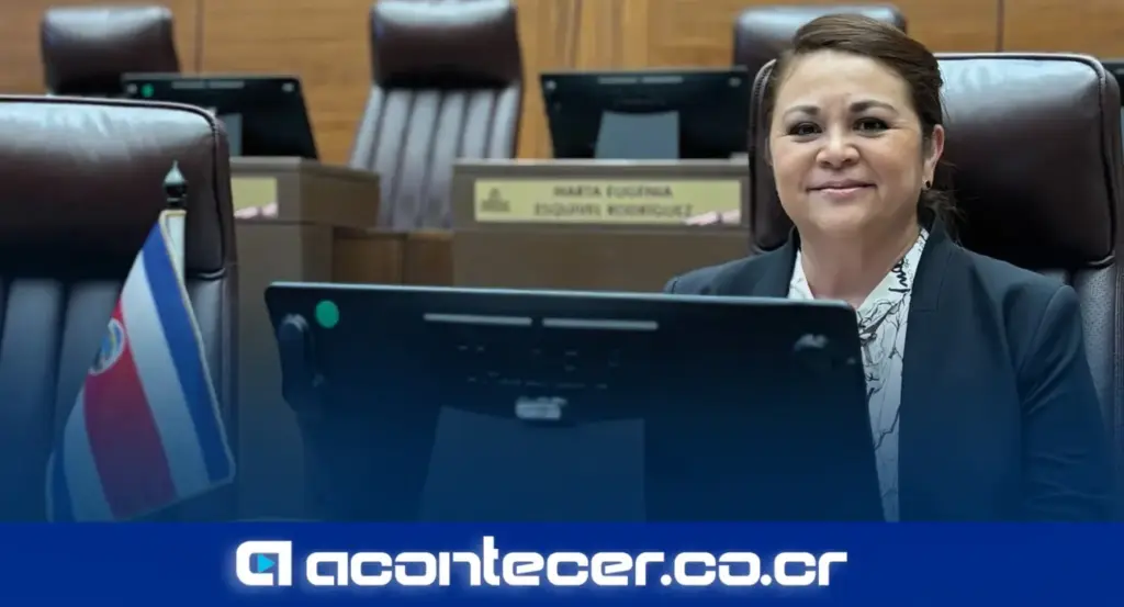 Diputada Kattya Mora Montoya durante intervención en el Plenario de la Asamblea Legislativa de Costa Rica | Kattya Mora Montoya diputada, Tren Rápido de Pasajeros Costa Rica, proyectos estratégicos Asamblea Legislativa