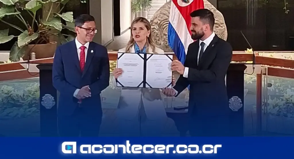 Laura Fernández durante la firma de la Ley de Financiamiento del Tren Eléctrico de Pasajeros en Costa Rica