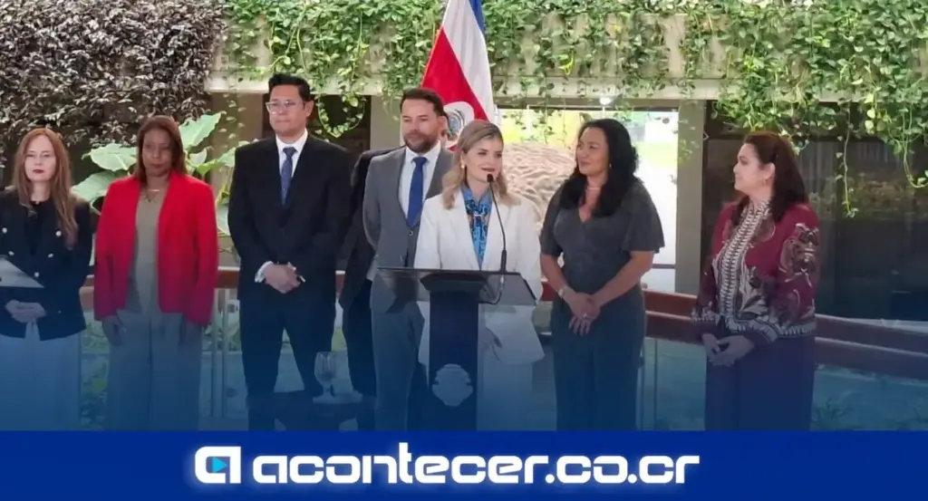 Presidenta de la República Laura Fernández en conferencia de prensa defendiendo protocolo de seguridad en Casa Presidencial