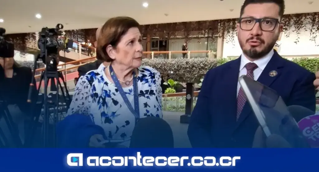 Director de Comunicación Luis Carlos Monge durante intercambio tenso con periodistas tras conferencia de prensa de la presidenta Laura Fernández Delgado en Casa Presidencial