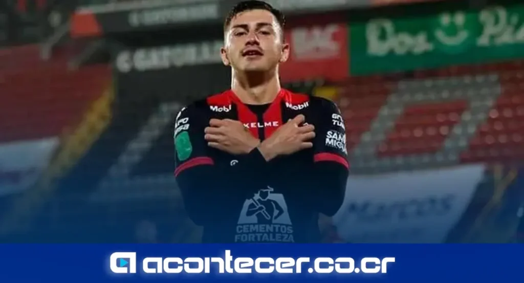Fernán Faerron, defensor de Liga Deportiva Alajuelense, durante un partido en el Estadio Alejandro Morera Soto