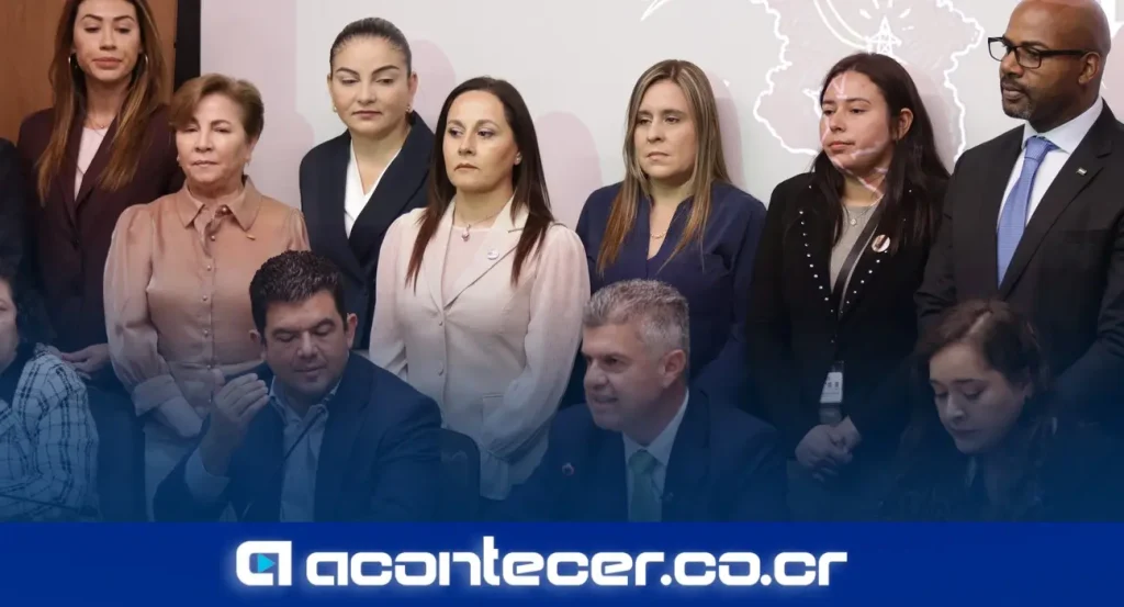 Álvaro Ramírez, jefe de fracción del PLN, durante conferencia de prensa sobre armonización eléctrica en la Asamblea Legislativa