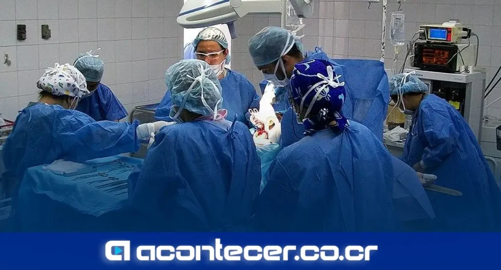 Fachada del Hospital Calderón Guardia de la CCSS en San José, Costa Rica, donde la Fiscalía realizó allanamientos por caso de irregularidades en horas extra médicas