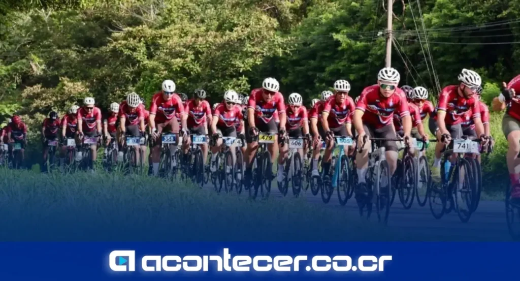 Ciclistas compitiendo en el UCI CRC 506 Gran Fondo Costa Rica sobre la ruta Jacó-Quepos en el Pacífico costarricense