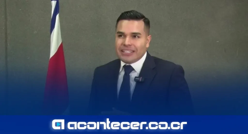 Diputado de Liberación Nacional interviene en la Asamblea Legislativa de Costa Rica durante debate sobre proyecto de administración eléctrica