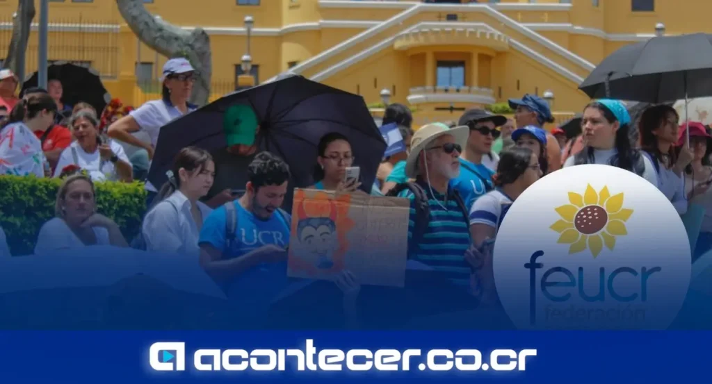 Estudiantes de la Universidad de Costa Rica y la UNA en protesta frente a la Asamblea Legislativa de Costa Rica