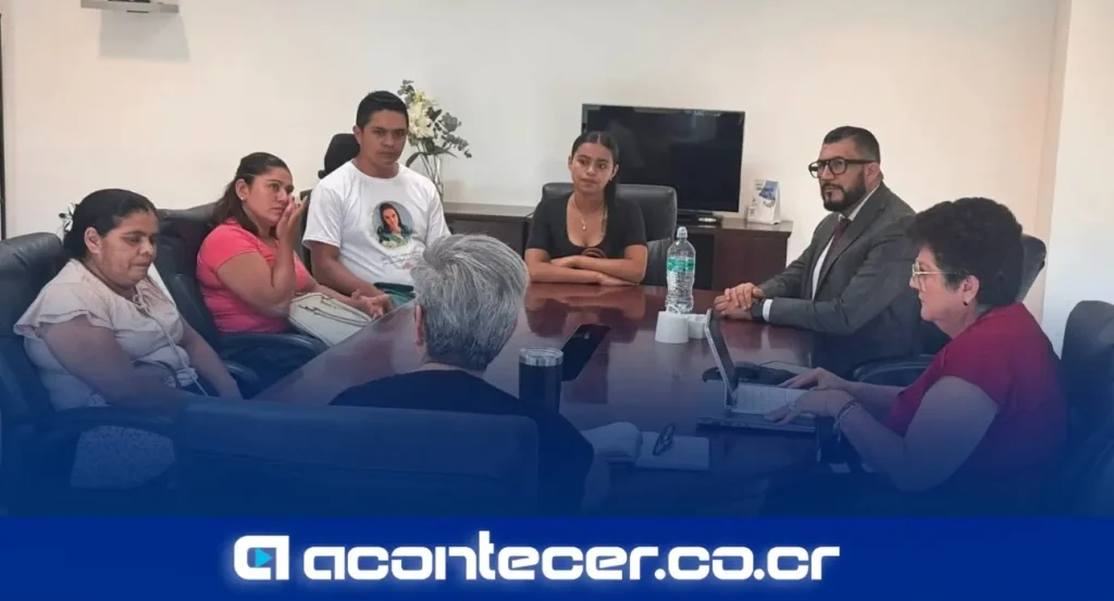 Carolina Delgado Ramírez, presidenta del INAMU, en reunión con familia de Junieysis Merlo