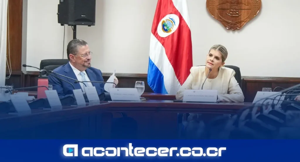 Ministro de Hacienda Rodrigo Chaves y presidenta Laura Fernández en Consejo de Gobierno, Costa Rica