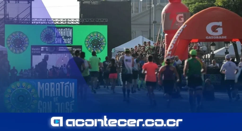 Corredores participando en la Maratón de San José frente al Estadio Nacional en La Sabana