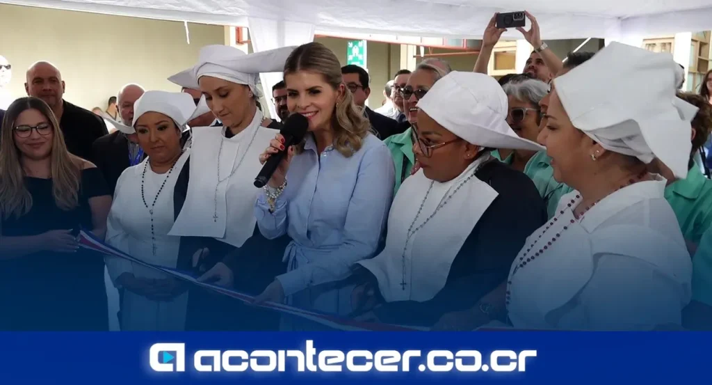Presidenta Laura Fernández Delgado durante el corte de cinta en la inauguración del Hospital de Día 2 del Hospital San Juan de Dios
