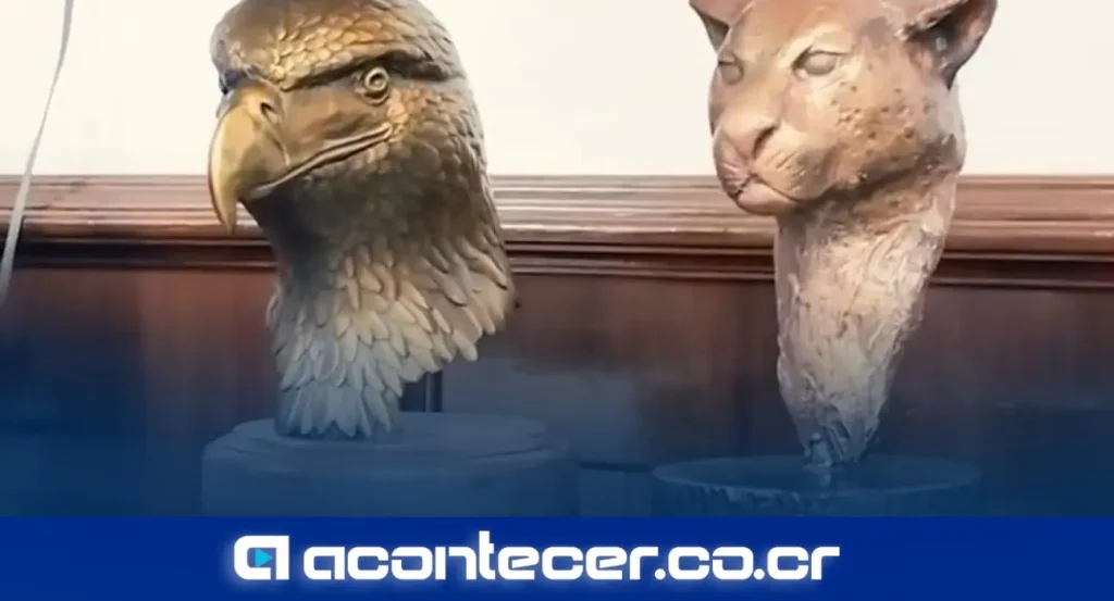 Presidenta Laura Fernández Delgado sostiene escultura de águila calva enviada por Donald Trump en su oficina