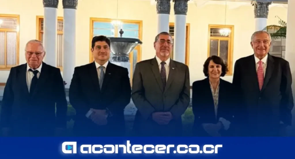 Carlos Alvarado Quesada y Miguel Ángel Rodríguez en reunión con el presidente de Guatemala Bernardo Arévalo durante misión de observación internacional