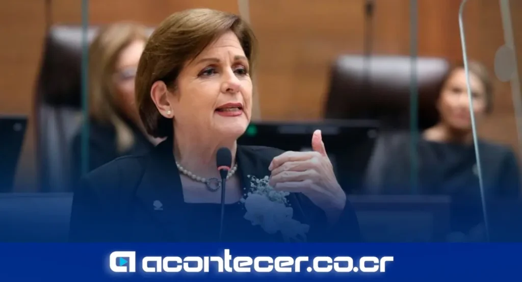 Pilar Cisneros Gallo, diputada oficialista y periodista, durante declaraciones sobre demanda del expresidente Miguel Ángel Rodríguez Echeverría