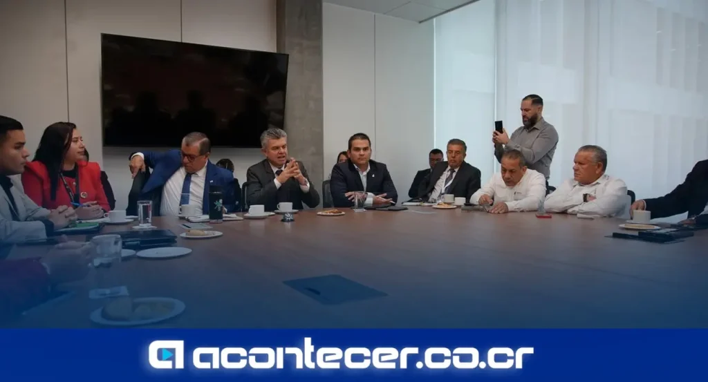 Representantes del Magisterio Nacional en reunión con diputados sobre el proyecto de pensiones 24.786 en la Asamblea Legislativa de Costa Rica