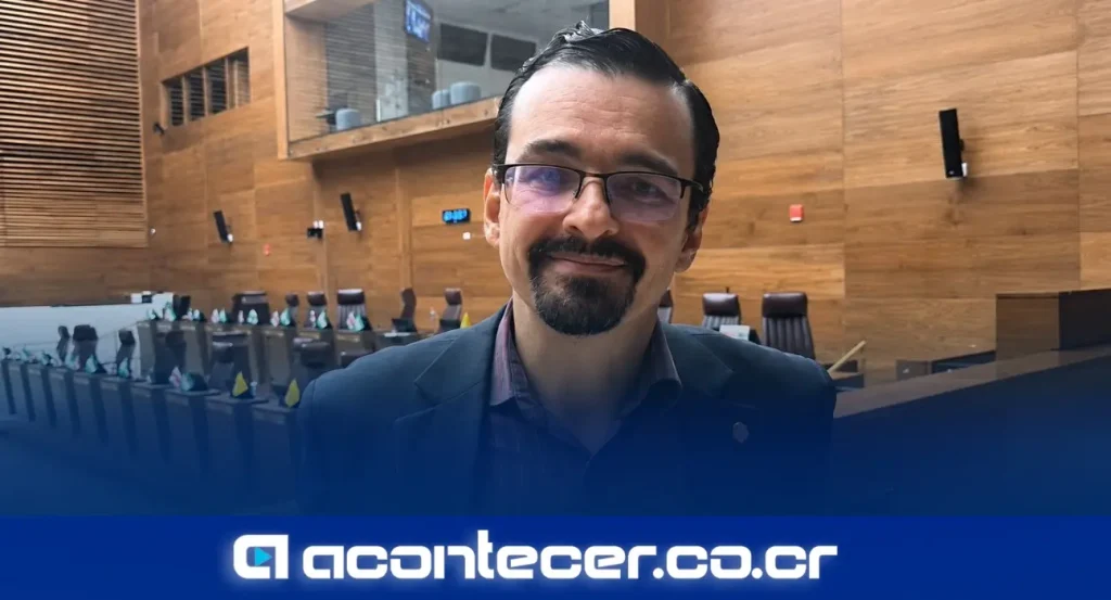 El jefe de fracción del Frente Amplio, José María Villalta, anuncia visita a Crucitas en la Asamblea Legislativa de Costa Rica