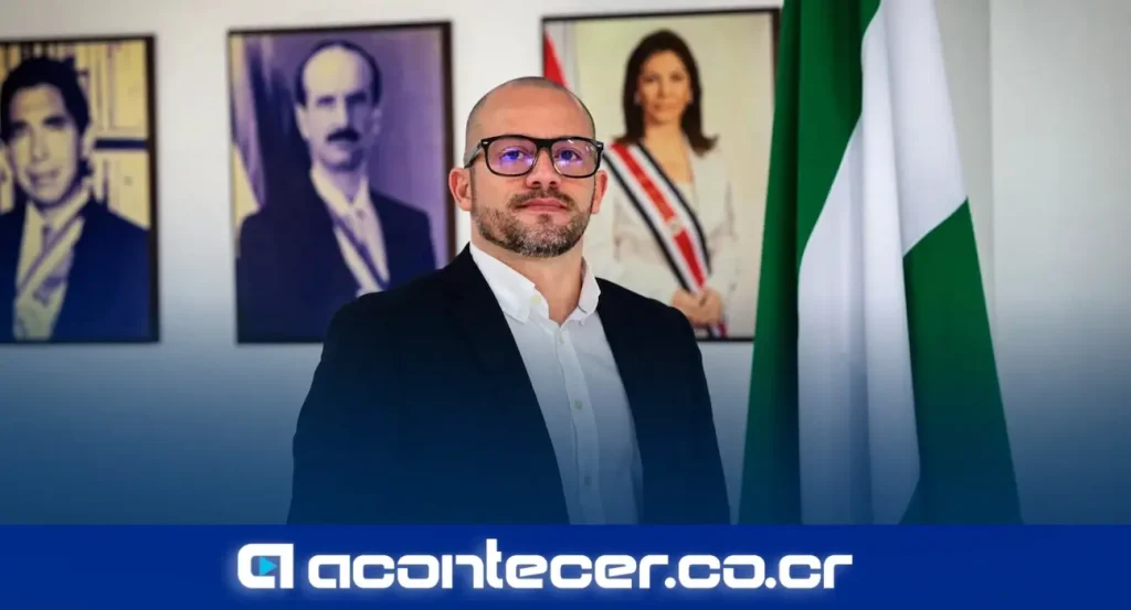 Miguel Guillén, secretario general del Partido Liberación Nacional, durante pronunciamiento sobre proyecto de pensiones 24.786