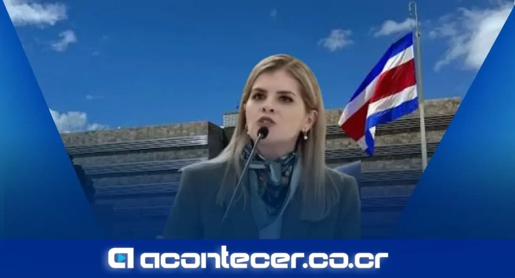 Presidenta Laura Fernández hablando en acto público en Esparza, Puntarenas, Costa Rica