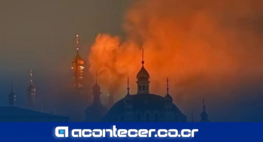 Monasterio de las Cuevas de Kyiv en llamas durante ataque masivo ruso contra la capital de Ucrania