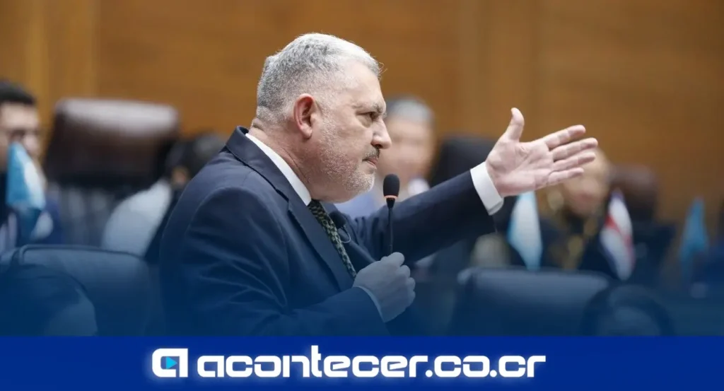 José Miguel Villalobos, diputado de Pueblo Soberano, durante entrevista previa a la presentación del paquete de leyes de seguridad de la presidenta Laura Fernández Delgado ante la Asamblea Legislativa