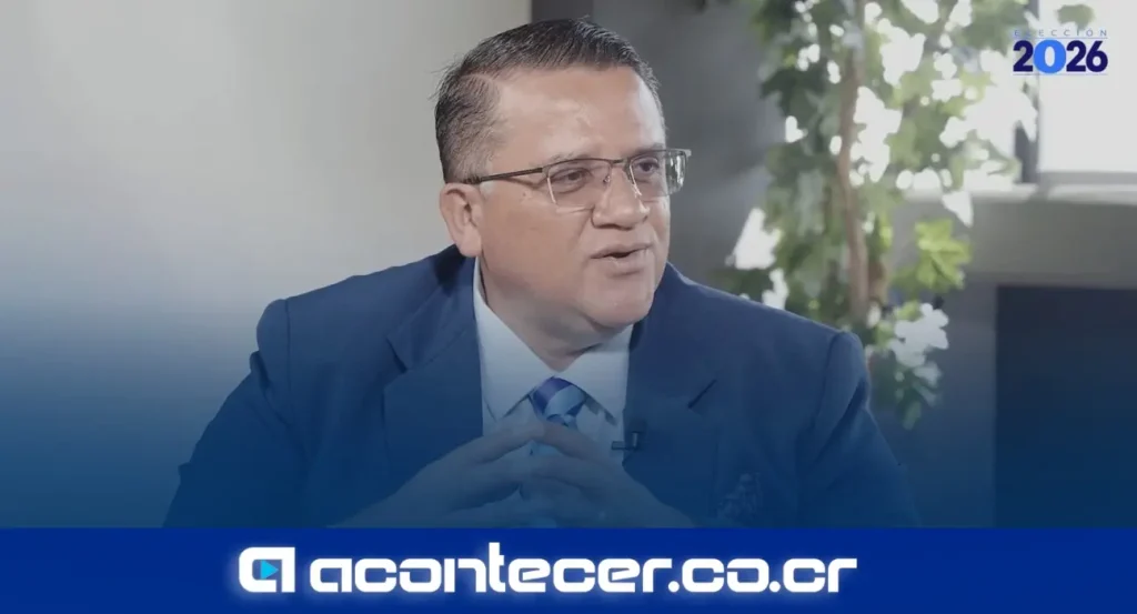 Boris Molina Acevedo durante entrevista sobre responsabilidad civil de comercios en Costa Rica
