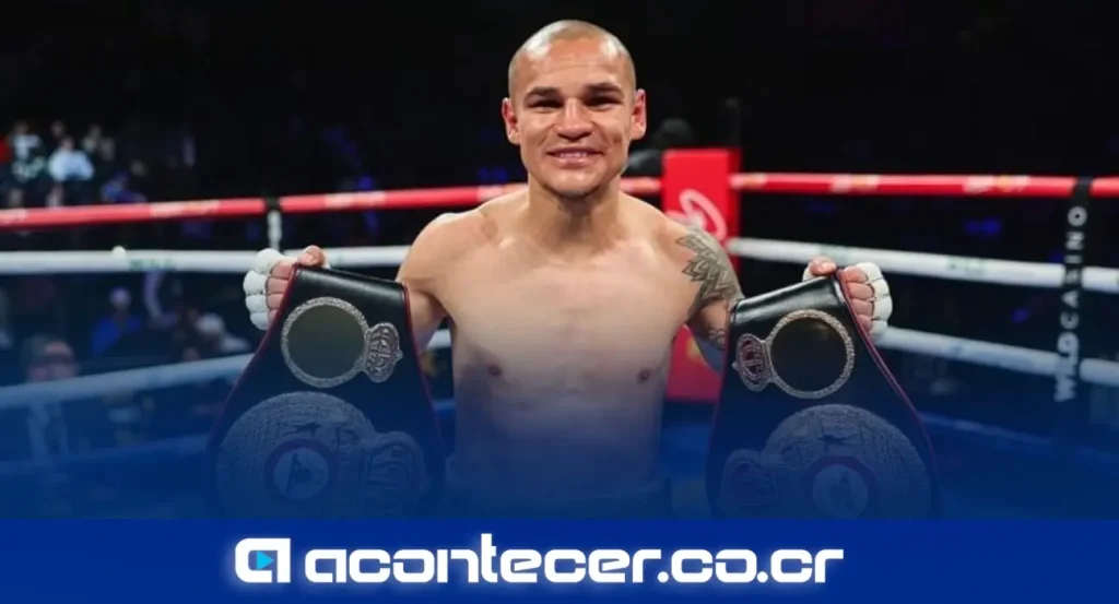 David Jiménez, boxeador costarricense, celebra su designación como campeón mundial absoluto de la AMB en peso supermosca