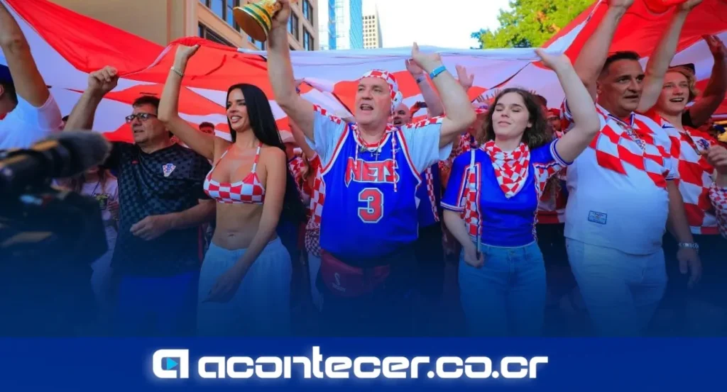 Aficionados croatas vestidos de rojo y blanco ondean banderas en las calles de Dallas previo al partido contra Inglaterra por el Mundial 2026
