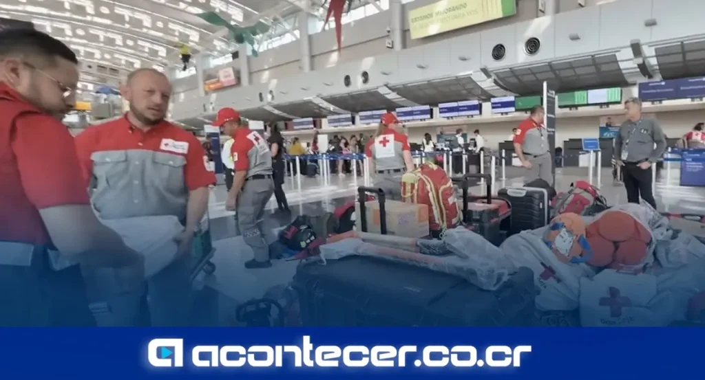 Equipo de rescatistas de la Cruz Roja Costarricense en el Aeropuerto Internacional Juan Santamaría antes de viajar a Venezuela