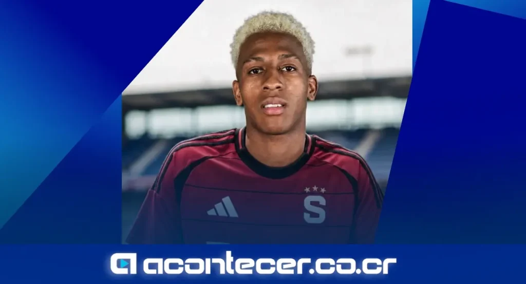 Josimar Alcocer con la camiseta de la selección de Costa Rica durante un partido internacional