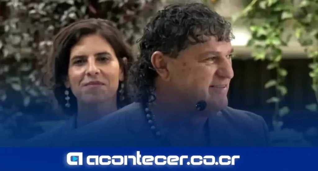 Presidenta Laura Fernández Delgado junto al exfutbolista Mauricio Montero durante conferencia de prensa sobre Marchamo Digital