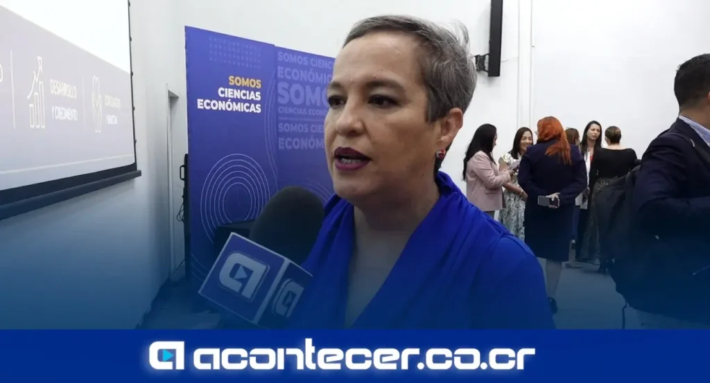 Carolina Delgado, presidenta ejecutiva del INAMU, durante la entrega de reconocimientos a empresas por buenas prácticas laborales con enfoque de género