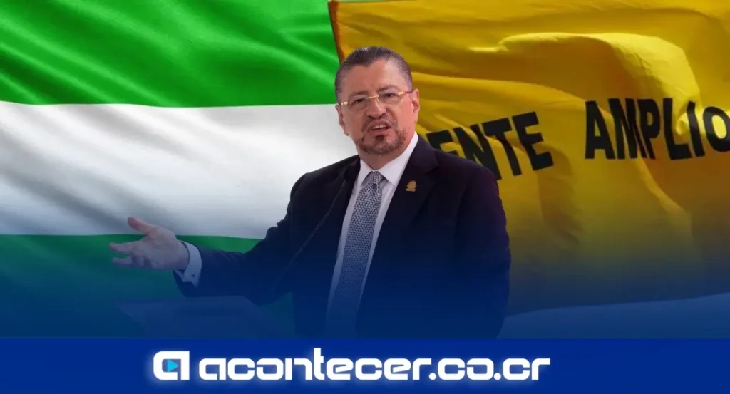Rodrigo Chaves Robles, ministro de la Presidencia y Hacienda, durante la firma de la ley para la marina de Limón