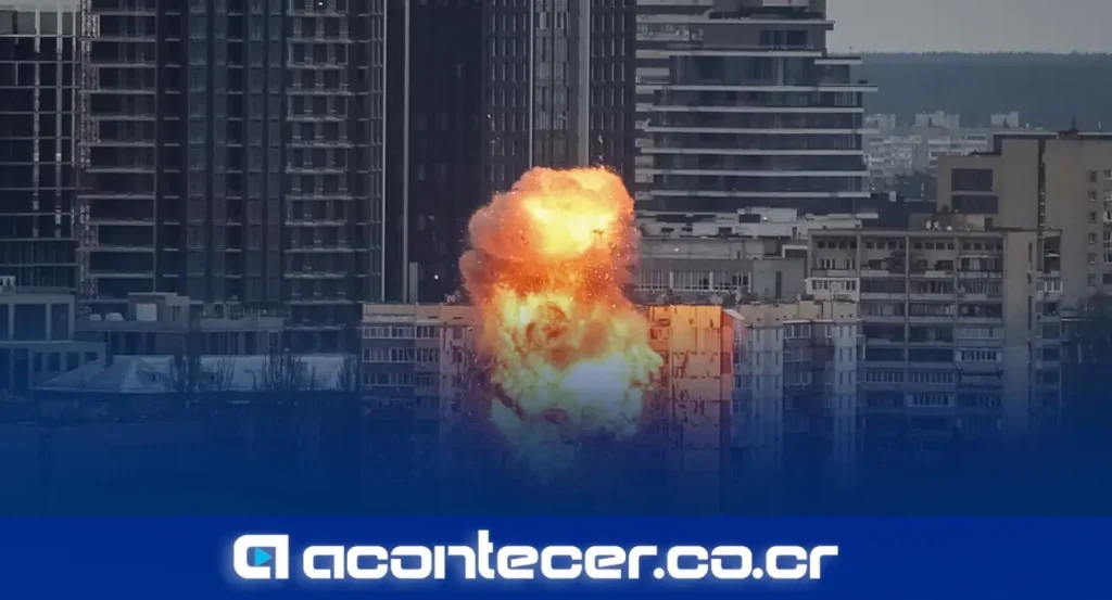 Edificio residencial dañado tras ataque ruso con misiles y drones en Kiev, Ucrania, julio 2026