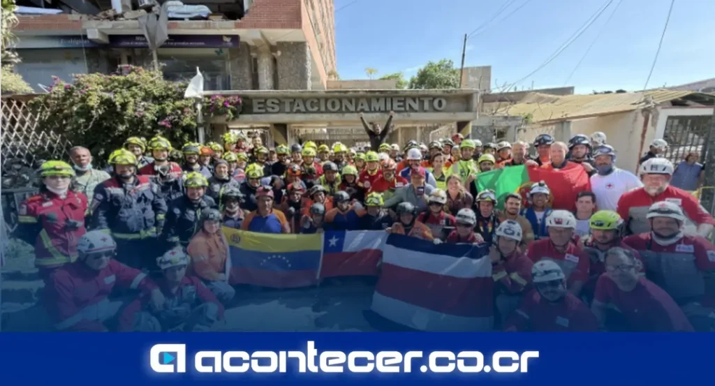 Voluntarios de la Cruz Roja trabajan en la remoción de escombros en el centro comercial Galerías Playa Grande, Catia La Mar, La Guaira.