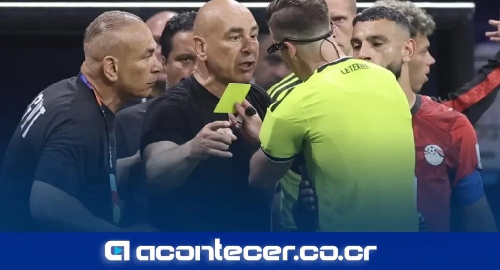 Hossam Hassan, seleccionador de Egipto, protesta durante el partido de octavos de final del Mundial 2026 contra Argentina en Atlanta